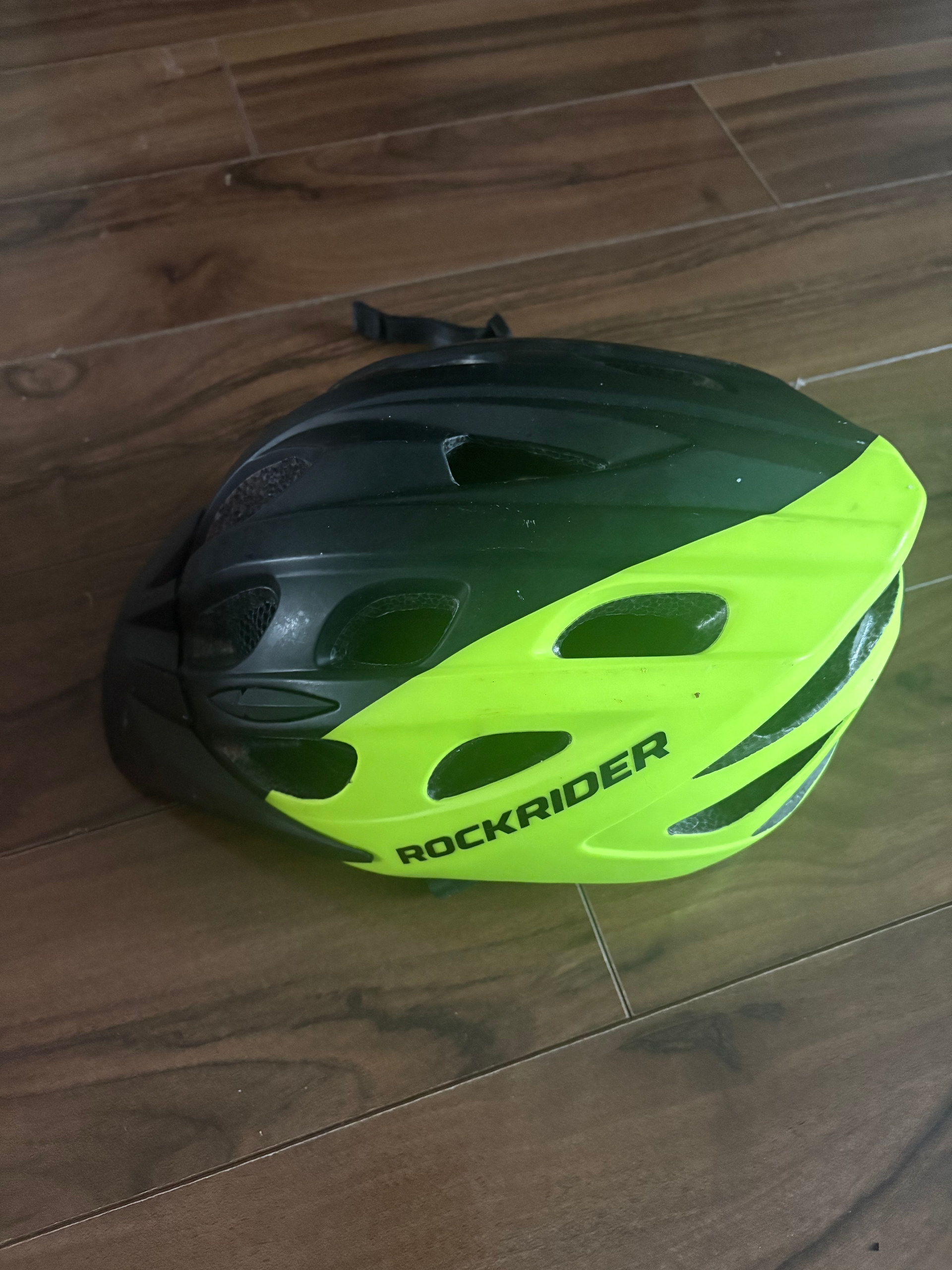 Boys bike helmet like new 