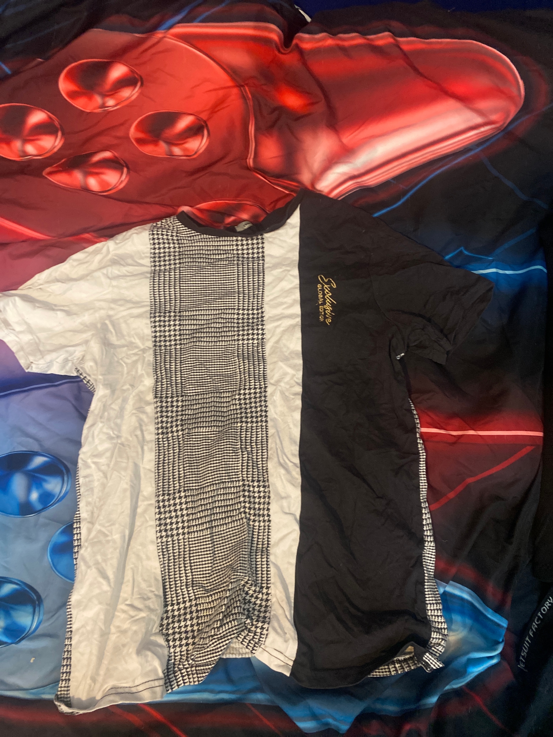 Black and white Exclusive Global Edition t-shirt