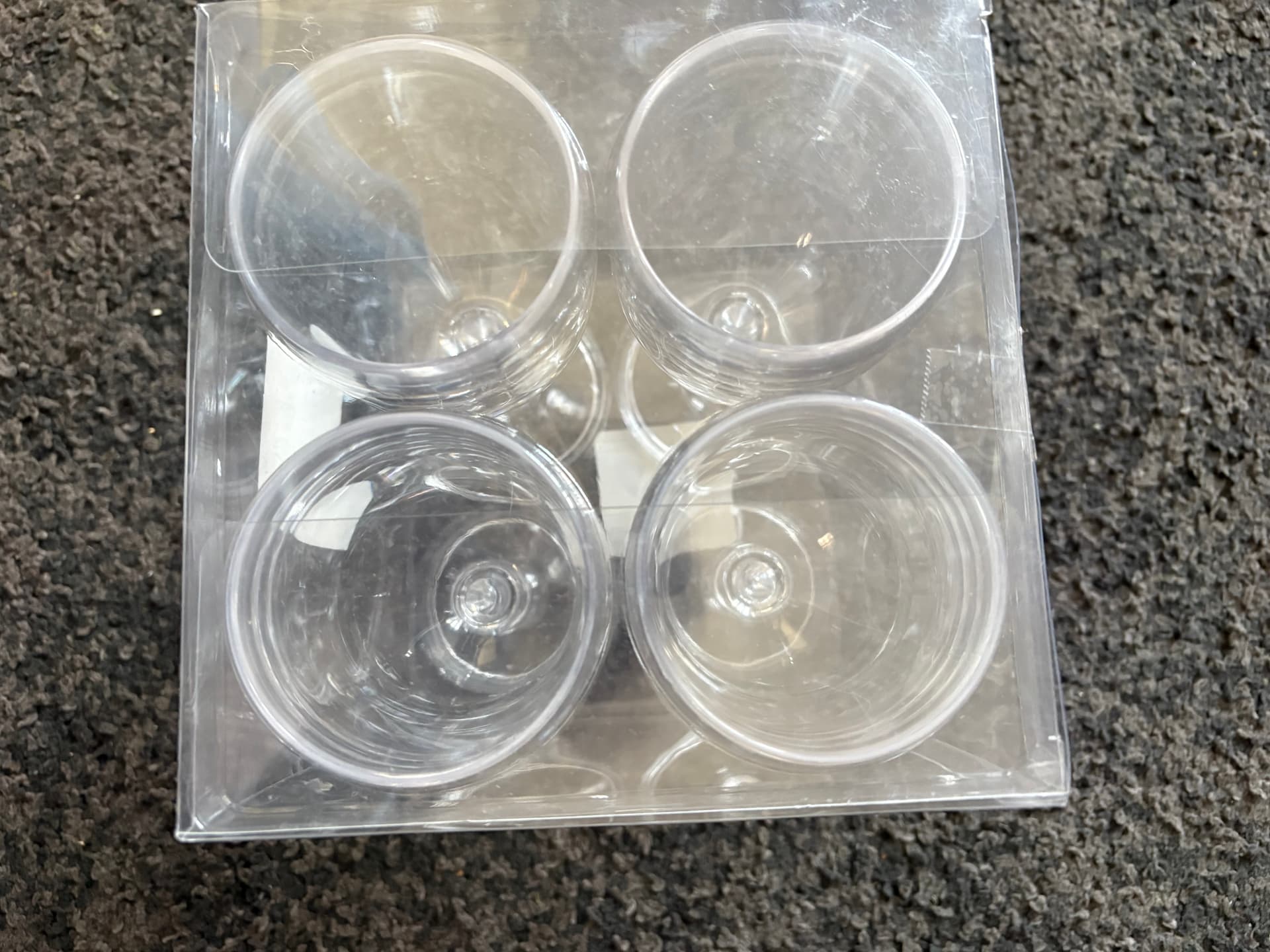 4 x plastic wine goblets image 1 thumbnail